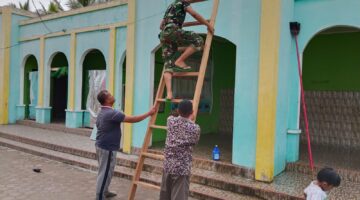 Satgas TMMD Ke-128 Kodim Abdya Gotong Royong Bersihkan Masjid Al Mukaramah Bersama Warga