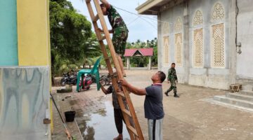 Bangun Kebersamaan, Satgas TMMD 128 Kodim Abdya dan Warga Kompak Bersihkan Masjid di Gunung Cut