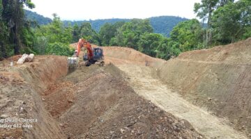 Dorong Ekonomi Desa, Satgas TMMD Genjot Pembukaan Badan Jalan di Pegunungan