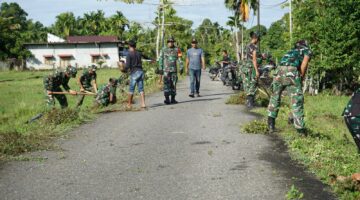 Gotong Royong Massal, TNI dan Warga Gunung Cut Benahi Lingkungan Desa