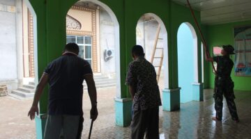 Satgas TMMD Ke-128 Kodim Abdya Gotong Royong Bersihkan Masjid Jelang Salat Jumat
