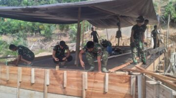 Gotong Royong TNI dan Warga Warnai Pengecoran Jembatan Beton di Abdya