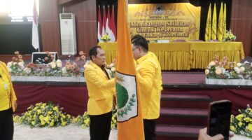 Dua Tokoh Golkar Daniel Mutaqien dan M. Bagja Jaya Wibawa Ucapkan Selamat ke Ngatiyana di Musda VI Golkar Cimahi