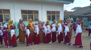 Purna Bakti Kepala Sekolah SD Negeri 1 Cempaka Kecamatan Sungkai Jaya,Roziah S.pd.,M.M Berlangsung  Khidmat  dan Penuh Haru
